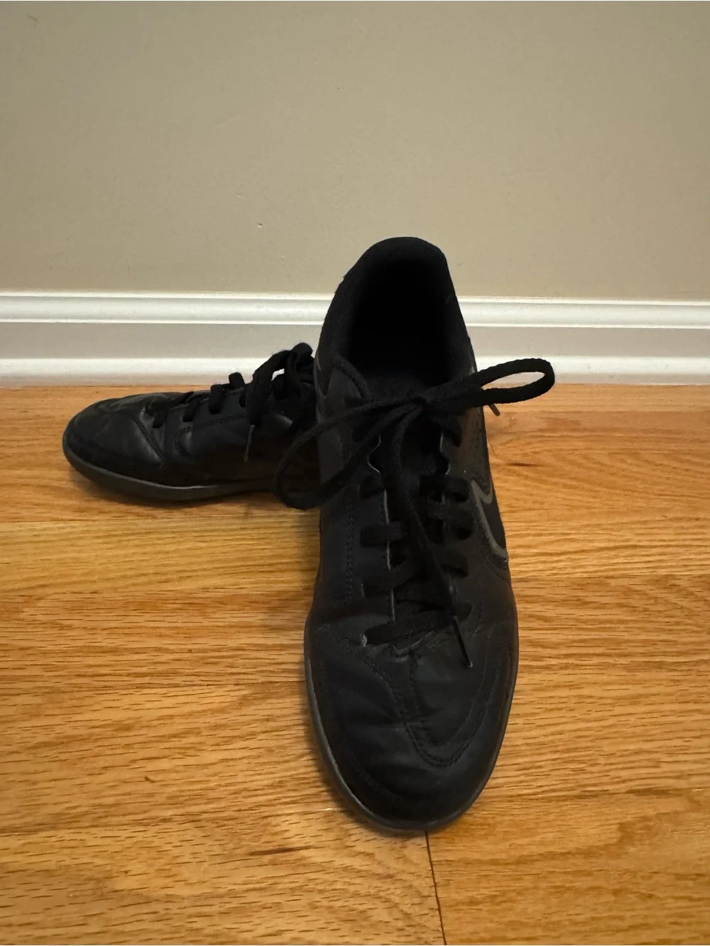 Nike Kids Tiempo Legend 9 Club Indoor Soccer Shoes - size 3.5Y